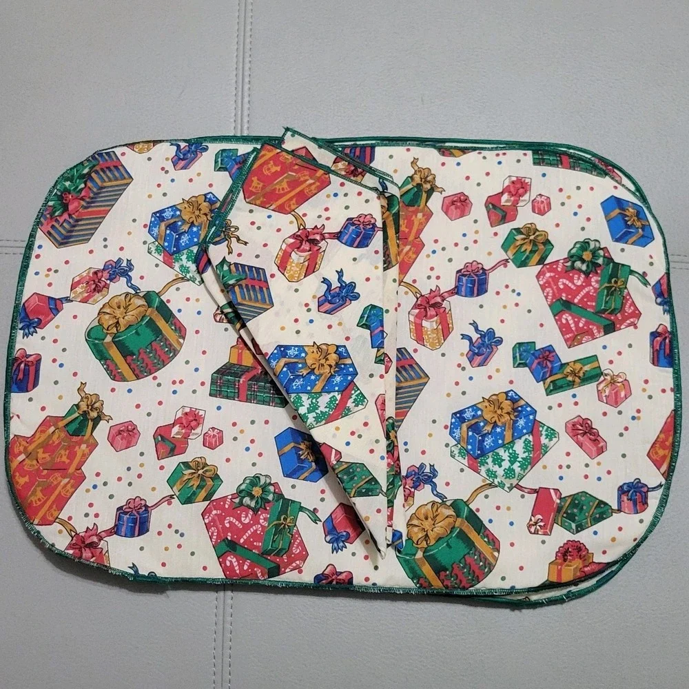 Vtg Christmas Holiday Placemat & Napkin Set of 4 Colorful Cloth Gift Box Pattern